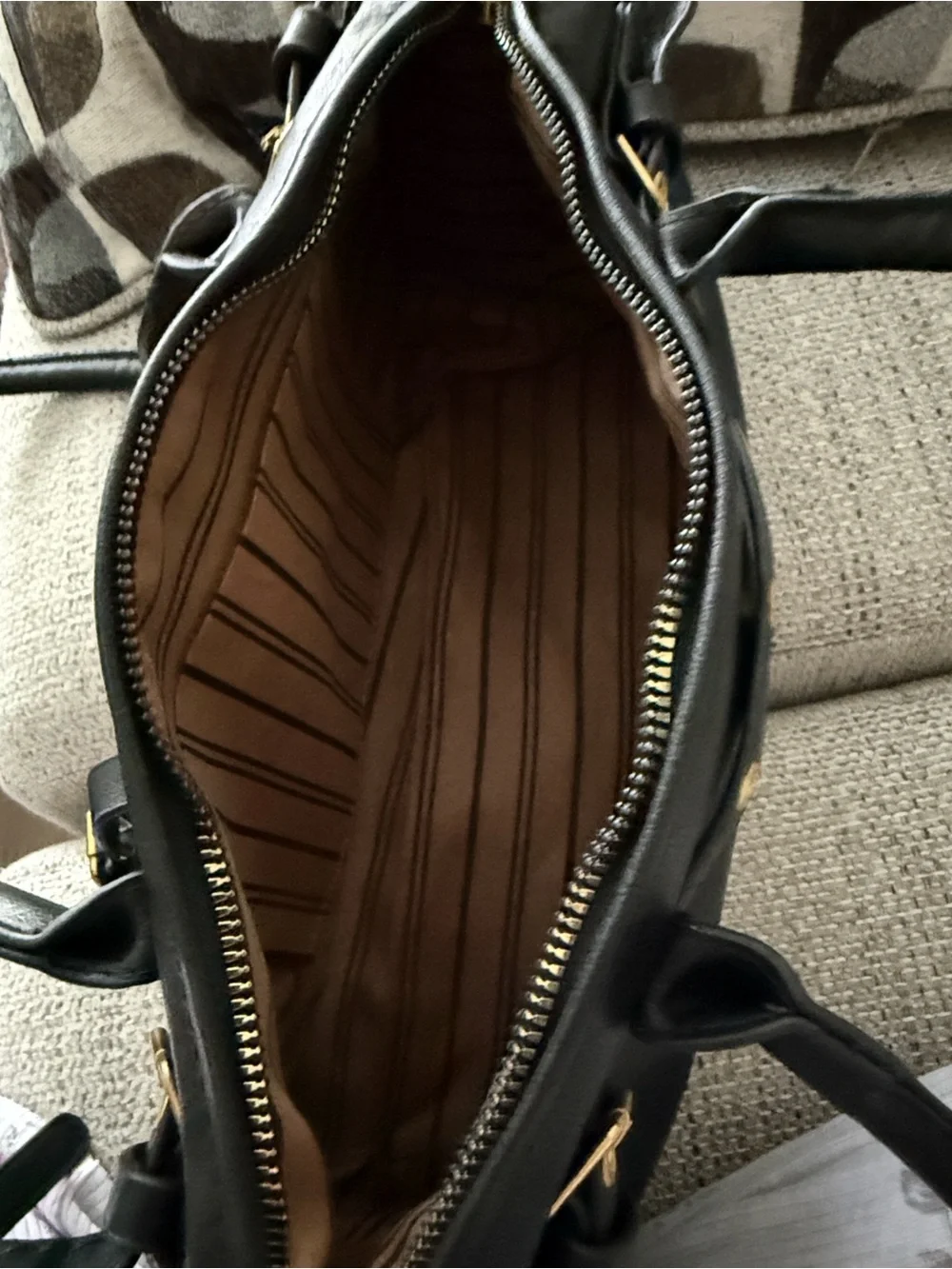 🍁NEW🍂🍂 Black Handbag with Gold Hardware